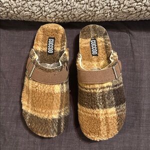NEW Cuccoo Plaid Fuzzy Clogs